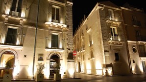 A historic building with ornate balconies and a no-entry sign. - 2 BR apt., gated courtyard, right by ocean & sites (Siracusa)
