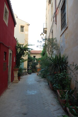 Property grounds - 2 BR apt., gated courtyard, right by ocean & sites (Siracusa)