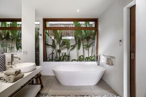 Douche, sèche-cheveux, serviettes fournies, savon