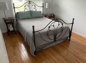 3 bedrooms, WiFi, bed sheets - Owasco Lake House w/ 120ft private water front! (Fleming)