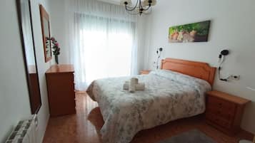 2 slaapkamers, een strijkplank/strijkijzer, reisbedje, wifi