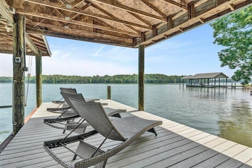 4 Bedrooms, 1 Flex Room, 3½ Bathrooms!  Pet Friendly! Many Recent Updates! Sits Close to the Water!