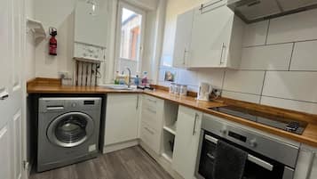 Refrigerador, microondas, horno, placa de cocina