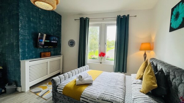 1 habitación, tabla de planchar con plancha, wifi gratis y ropa de cama 