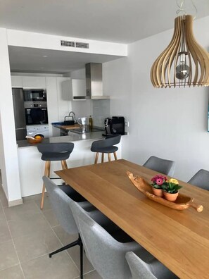 Matbord och köksöar