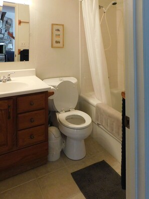 Bathtub, hair dryer, towels, soap - The Garden Oasis on the National Forest (Sedona)
