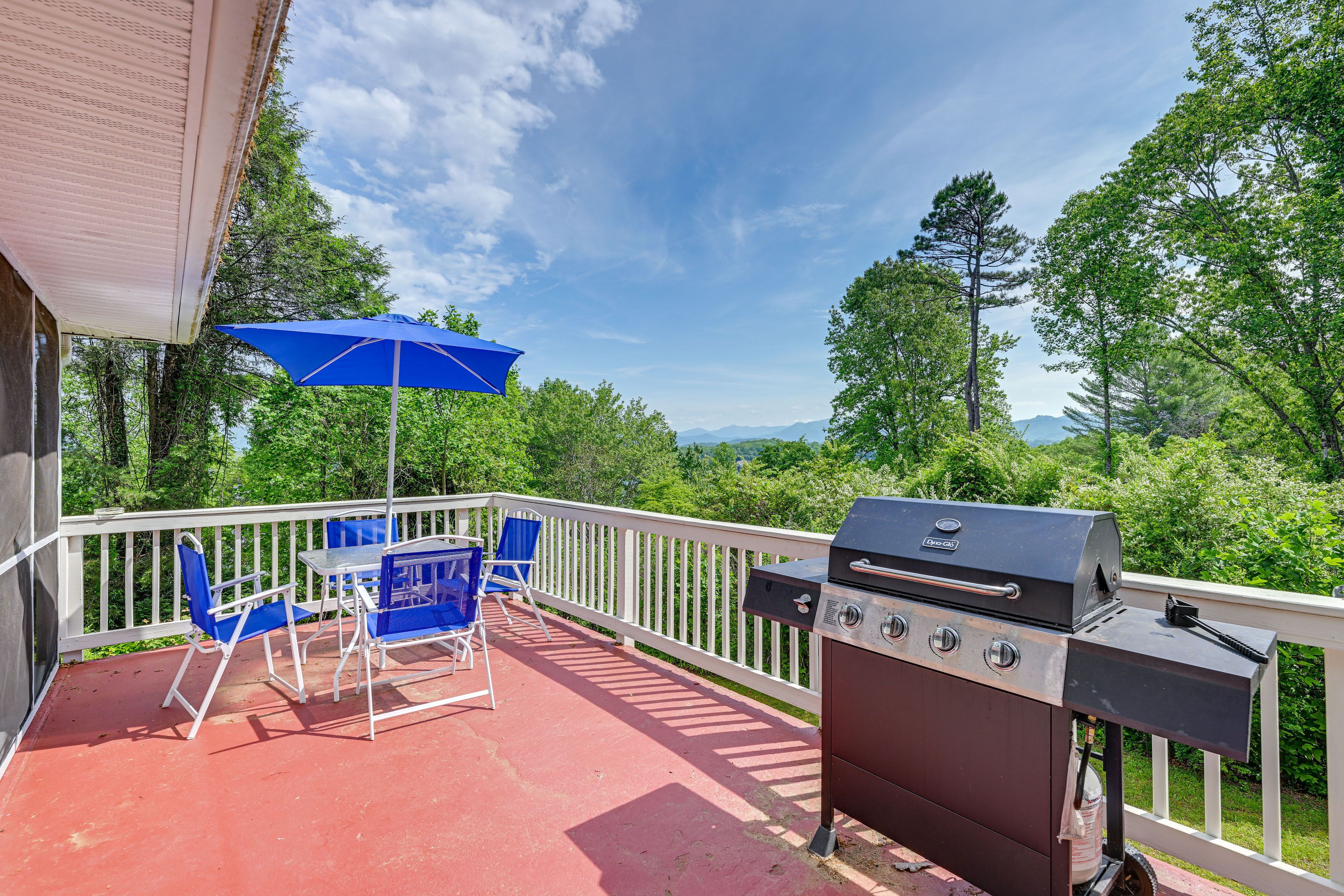Lake Chatuge Cottage w/ Treetop Mountain Views!