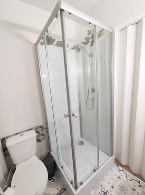 Dusche, Haartrockner, Toilettenpapier