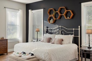 6 chambres, fer et planche à repasser, lit de bébé portatif