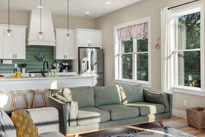 Fernseher, Kamin, Bücher, Arbeitsbereiche