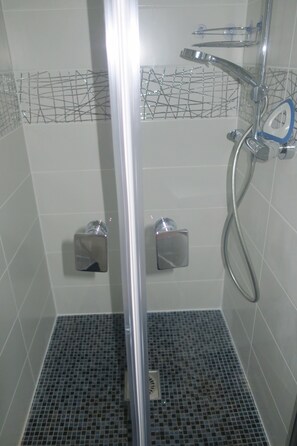 Dusche, Haartrockner, Seife, Toilettenpapier