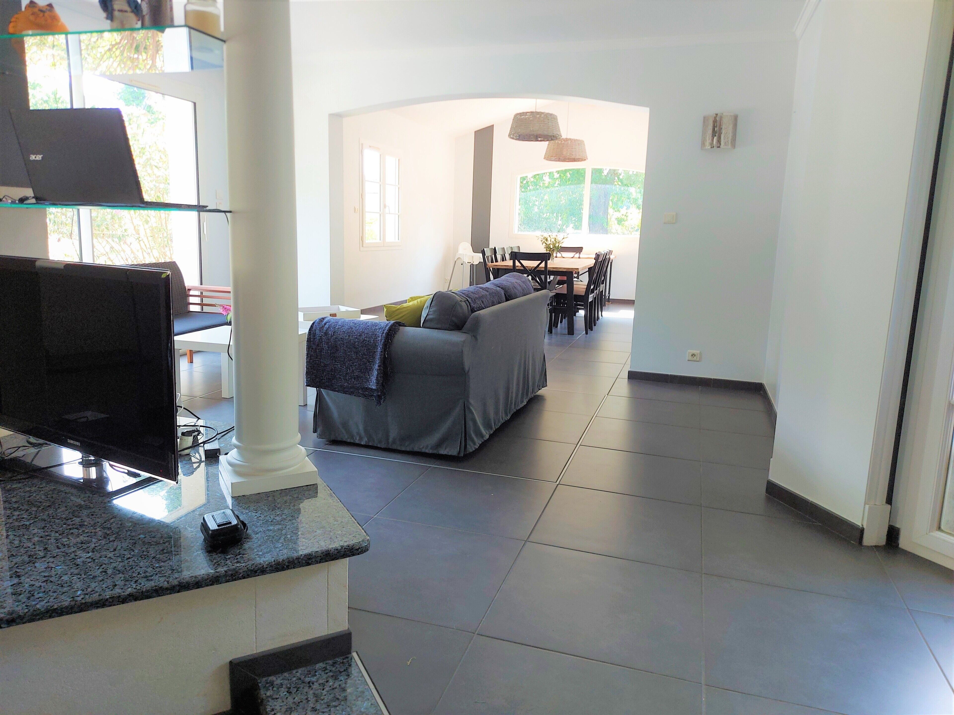 TV connectée, cheminée, livres, vidéothèque