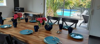 Large villa, swimming pool, wooded garden, close to lakes and ocean. Ideal for families.