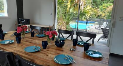 Large villa, swimming pool, wooded garden, close to lakes and ocean. Ideal for families.