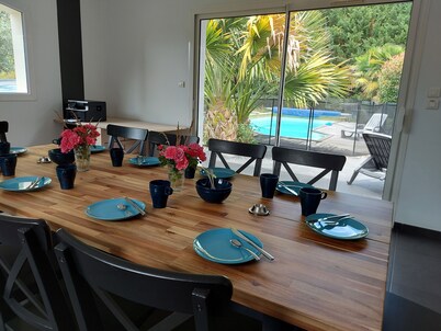 Large villa, swimming pool, wooded garden, close to lakes and ocean. Ideal for families.