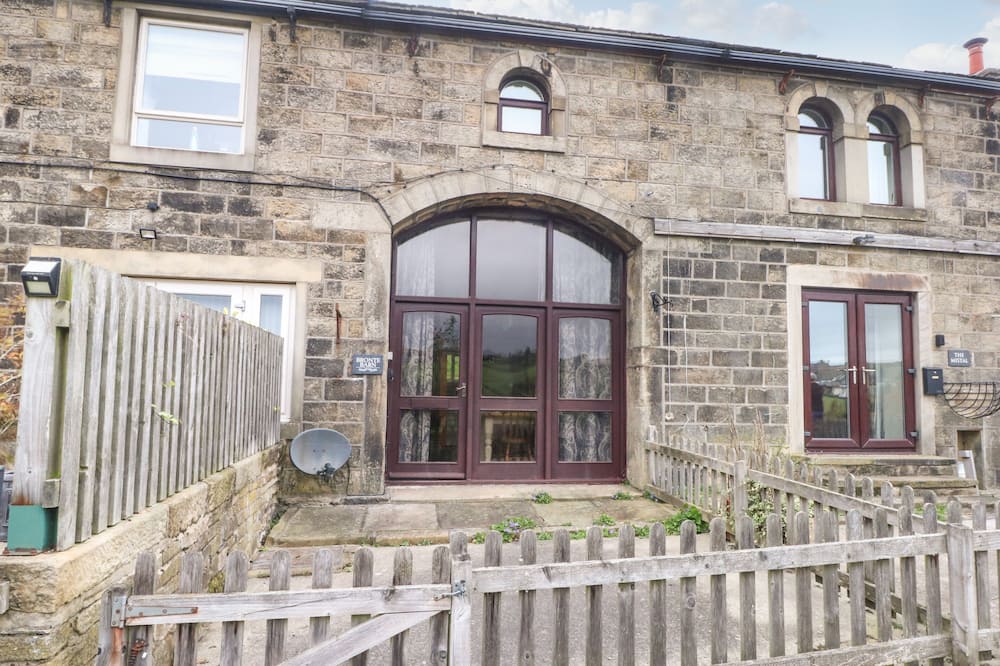 Bronte Barn - Widdop Crags