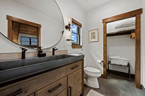 Een douche, een haardroger, handdoeken