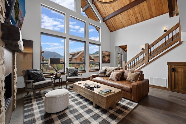 Smart TV, chimenea y estéreo