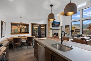 Interior - Elk Haven! Private Jacuzzi, Indoor/Outdoor Fireplace, Two Large Patios (Estes Park)