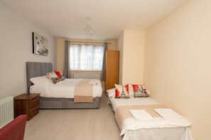 Studio | Free WiFi, bed sheets - Newly Refurbished Studio, 20 Mins to London Bridge (Orpington)