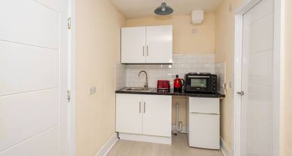 Newly Refurbished Studio, 20 Mins to London Bridge