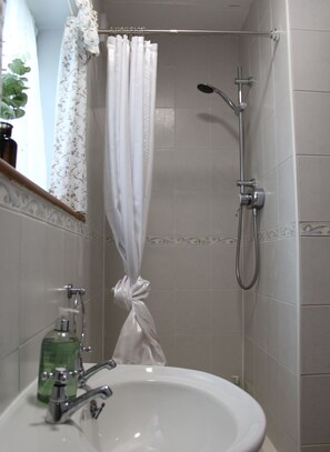 Bathroom | Towels - Holly Lodge (Nottingham)