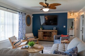 Smart TV - New Renovation-3BR Beach House with Stunning Pool (Marco Island)