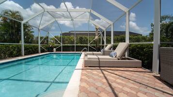 Utendørsbasseng og et oppvarmet basseng