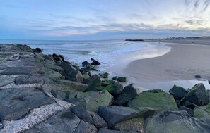Vlak bij het strand, ligstoelen aan het strand, strandlakens