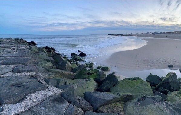 Una spiaggia nelle vicinanze, lettini da mare, teli da spiaggia