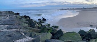 Desirable Beach House &
Full Backyard  with 6 beachtags. Driveway fits 4 Cars!