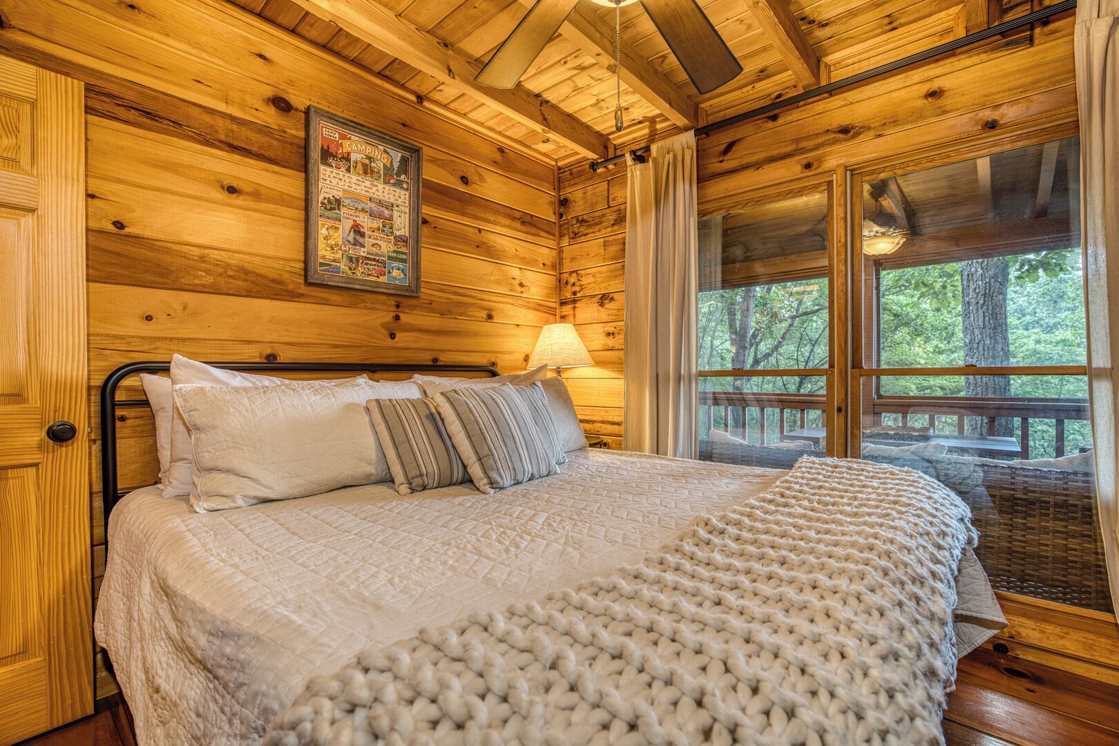 3 quartos, escrivaninha, ferros/tábuas de passar roupa, berço de viagem