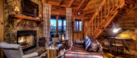 Smart TV, chimenea, libros