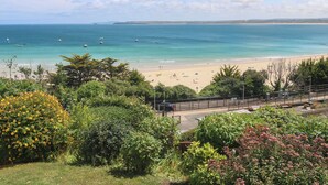 A coastal view with a beach, boats, and clear skies. - Peninsula Apartment 2 (St Ives)