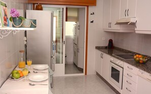 Een koelkast, een microgolfoven, een oven, een vaatwasser