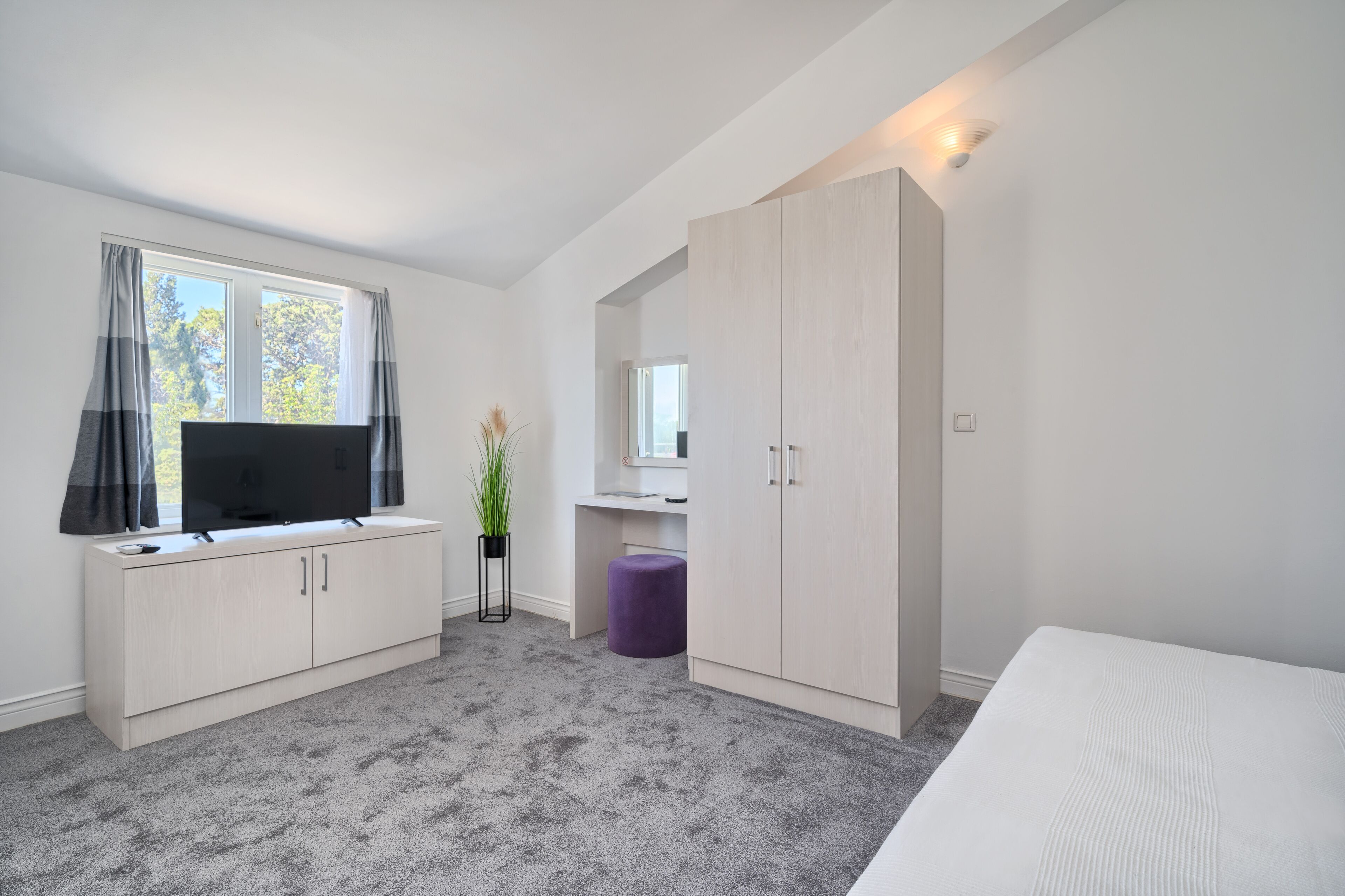 deluxe room | desk, laptop workspace, travel cot, free wifi