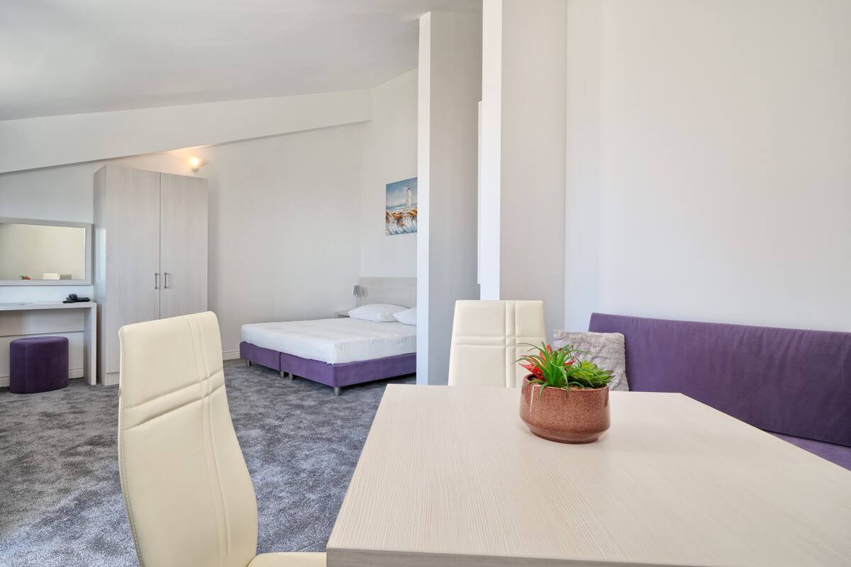 deluxe room | desk, laptop workspace, travel cot, free wifi