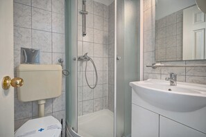 Standaard kamer, 1 twee- of 2 eenpersoonsbedden | Badkamer | Een douche, gratis toiletartikelen, een haardroger, handdoeken