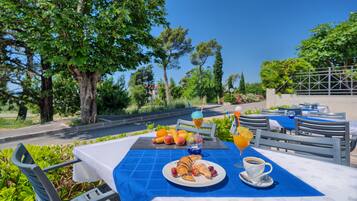 Free daily continental breakfast