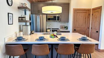 Een koelkast, een microgolfoven, een oven, een kookplaat