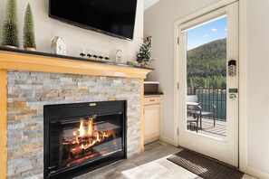 Warm up by the crackling fire, then step outside to your private balcony where mountain views stretch endlessly before you. Your alpine retreat awaits, blending cozy comfort with natural beauty. - Patio access to Keystone Lake & Gorgeous Views, Easy Access to Everything! (Keystone)