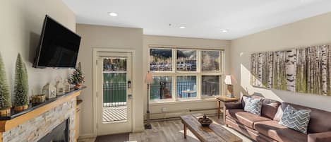 TV connectée, cheminée, jeux vidéo, livres