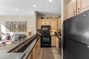 Jääkaappi, mikroaaltouuni, uuni, liesi