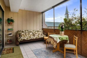 Smart TV - Summer Deal Oceanfront Kona Condo with Screened Lanai and Sunsets (Kailua-Kona)