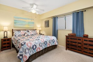 1 bedroom, iron/ironing board, free WiFi, bed sheets - Summer Deal Oceanfront Kona Condo with Screened Lanai and Sunsets (Kailua-Kona)