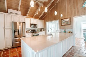 Fridge, microwave, oven, stovetop - Endless Summer - Perfect Getaway near Tahiti Beach (Hope Town)