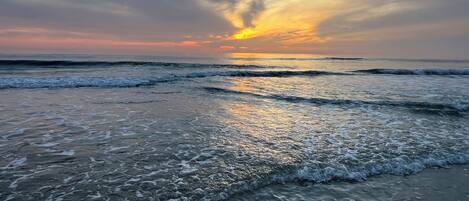 Playa en los alrededores y toallas de playa