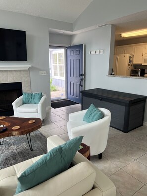 Smart TV, chimenea y libros 