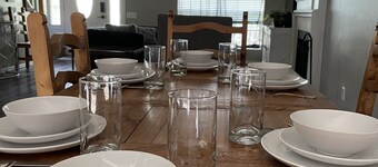 Sunrose Cottage - Fresh & Clean - King Suite + free Wifi - Pet Friendly