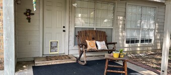 Sunrose Cottage - Fresh & Clean - King Suite + free Wifi - Pet Friendly